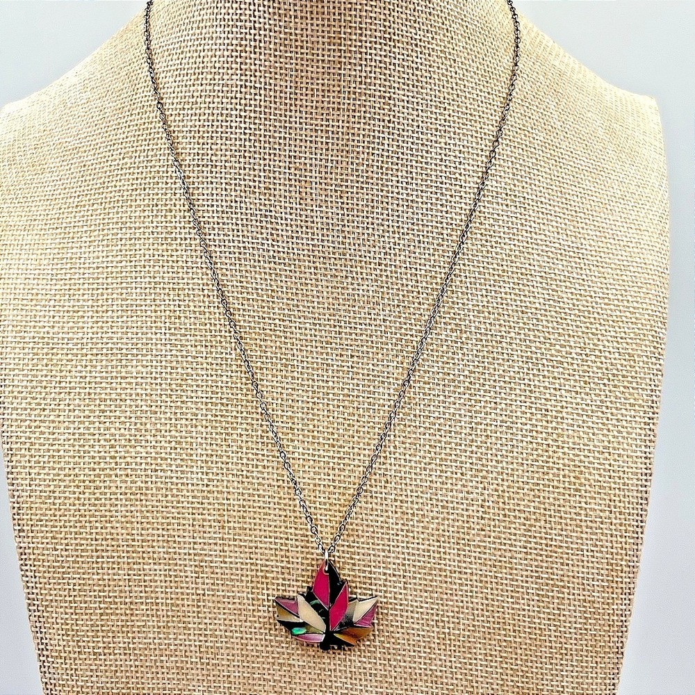 Vintage‎ Retro Abalone Shell Inlay Maple Leaf Pendant Necklace Silver Tone Boho
